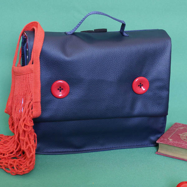 Petit cartable bleu marine, boutons rouges! (Fin)