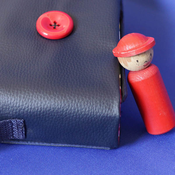 Petit cartable bleu marine, boutons rouges! (Fin)