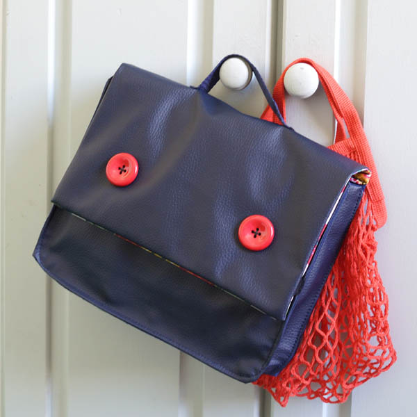 Petit cartable bleu marine, boutons rouges! (Fin)