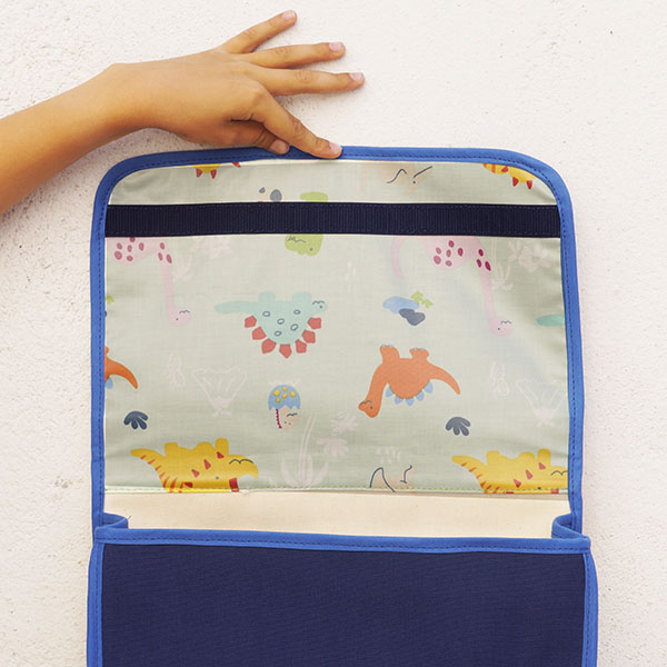 Cartable bleu pour la maternelle, doublure dino ! Ambiance méditérrannée