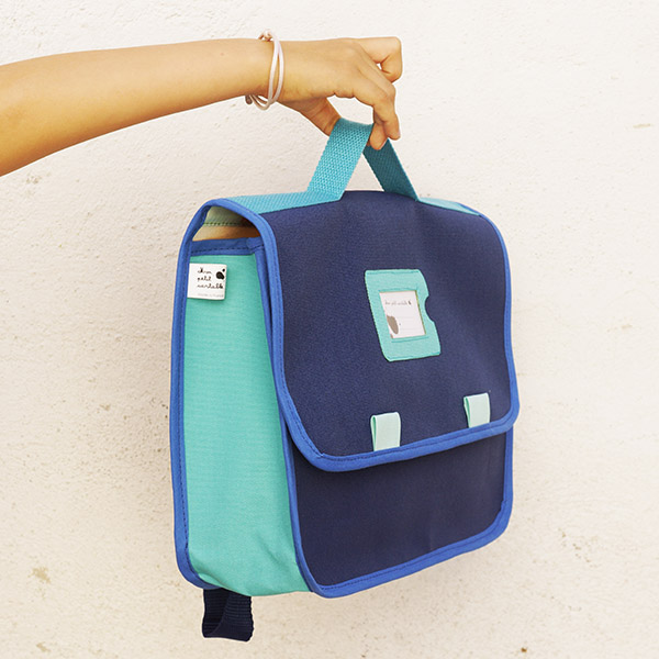 Cartable bleu pour la maternelle, doublure dino ! Ambiance méditérrannée