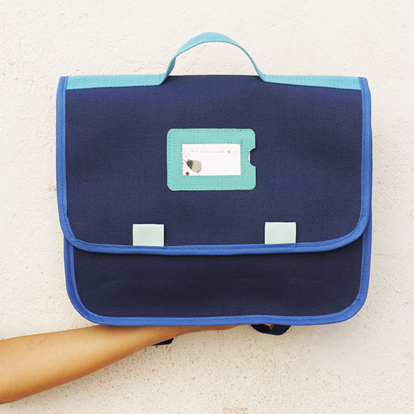 Cartable bleu pour la maternelle, doublure dino ! Ambiance méditérrannée
