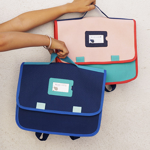 Cartable bleu pour la maternelle, doublure dino ! Ambiance méditérrannée