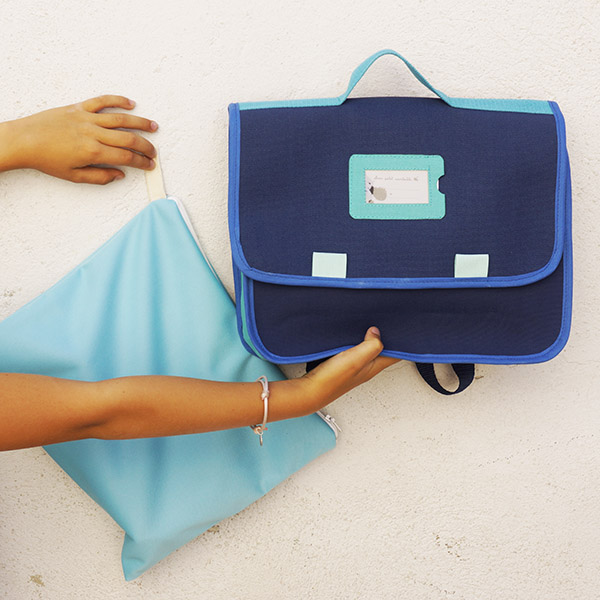 Cartable bleu pour la maternelle, doublure dino ! Ambiance méditérrannée