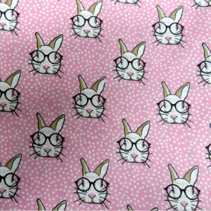 Serviette rose, petit lapin à lunette