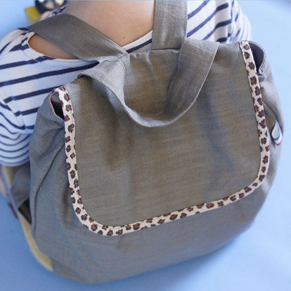 Sac à dos enfant, lin kaki clair, biais léopard