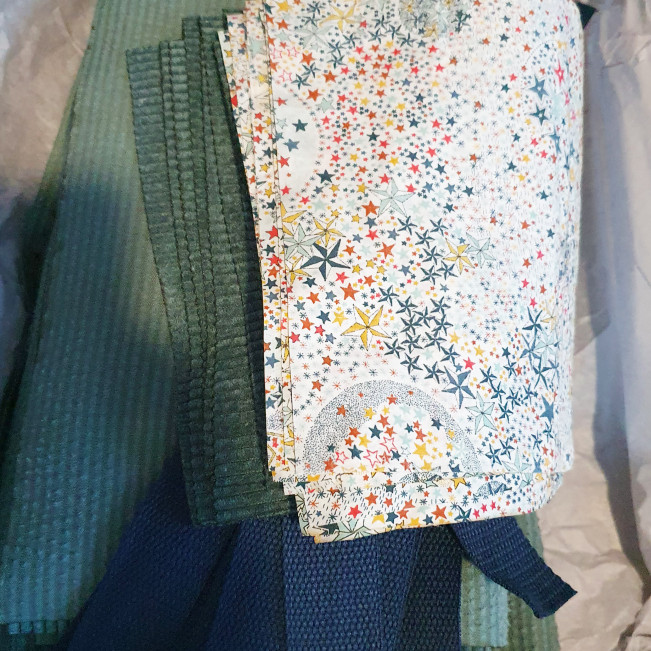 Sac à dos enfant, velours vert d'eau, liberty étoiles, biais anthracite