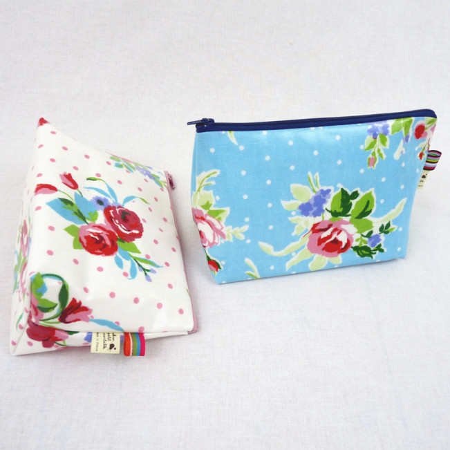 Grosse trousse enduite fleur bleues