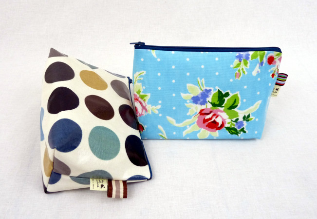 Grosse trousse enduite fleur bleues