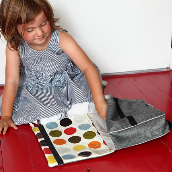 Petit cartable de maternelle gris, rabat à pois