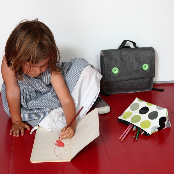 Petit cartable de maternelle gris, rabat à pois